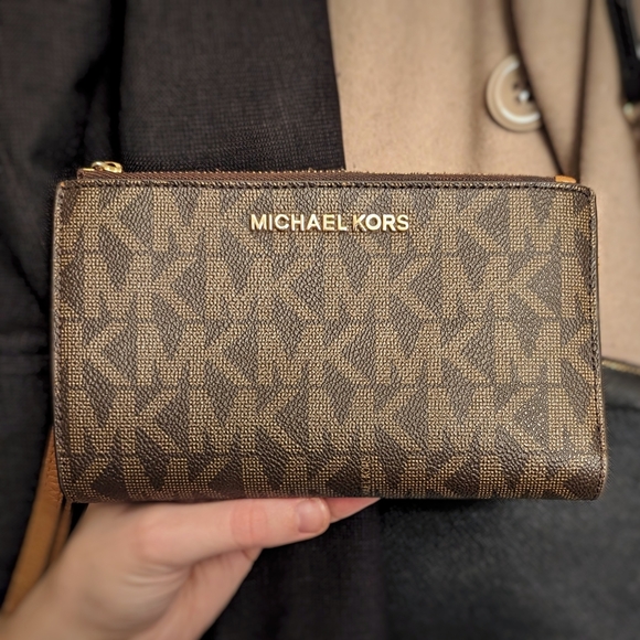 Michael Kors Handbags - Michael Kors Smartphone Wallet Clutch